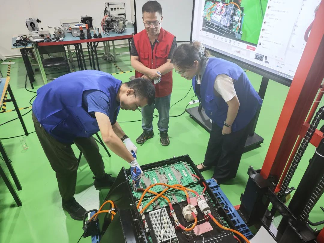 新能源培训热潮下，靠谱双证就业班推荐！深圳市新能源汽车促进会硬核赋能职业发展