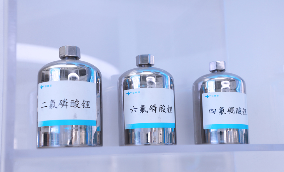 需求回暖扭转亏损，六氟磷酸锂景气周期持续，行业龙头业绩集体爆发