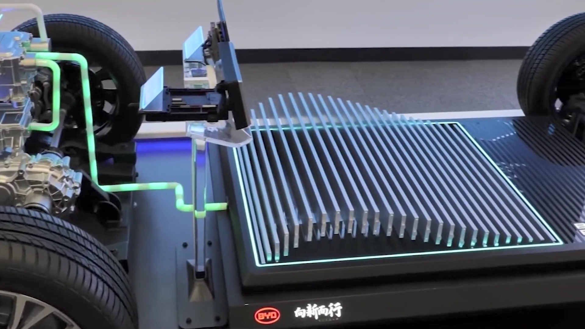 磷酸铁锂逆袭！八成市场份额背后的电池路线之争与未来格局